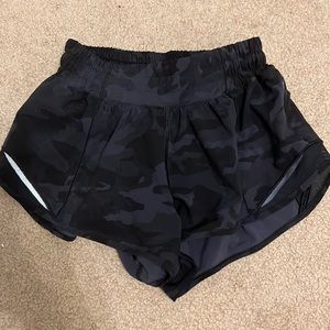 Perfect condition. Black camo LULULEMON hotty hot 2.5 LR shorts.